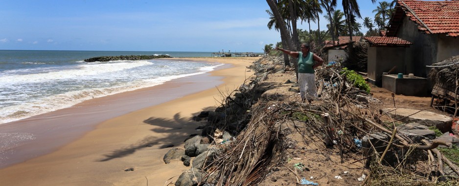 Alarm over rising  seas but villagers keep returning  to risky shore