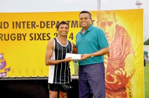 Man of the Tournament Marlon de Silva receiving his award from Sector Head-City Hotels and Cinnamon Grand General Manager Rohan Karr