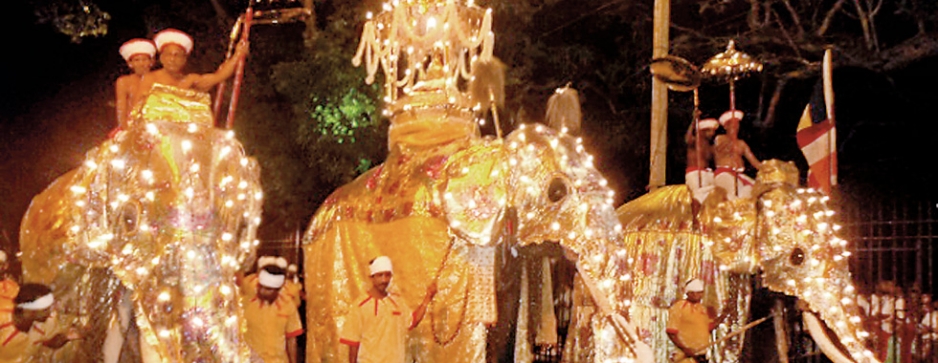 Kumabal Perahera lights up Kandy