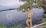 Policeman jumps into tank to save drowning youth