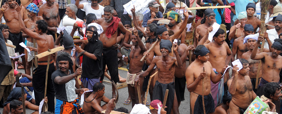 Farmers strip to meet the PM but he stays away