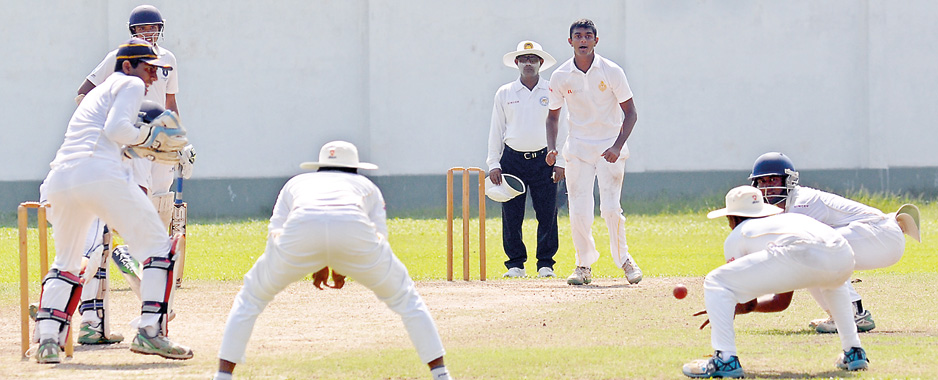 Lasith and Naveen guide Royal to victory