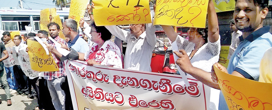 Journalists stage a protest against the harassment of media personnel by the police