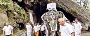 The 'Kapa' being brought from Aluthnuwara