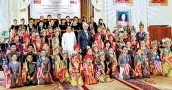 Malaysian children say ‘selamat datang’