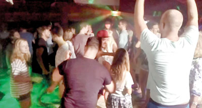A-beach-party-in-full-awing