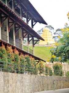 the-building-directs-your-eye-towards-the-temple
