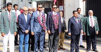 Welcomes-the-chief-guest-and-guest-of-honour