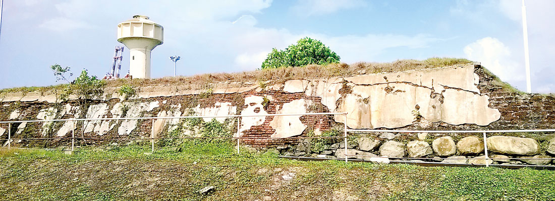 Here a wall, there a warehouse: Remains of Colombo Fort