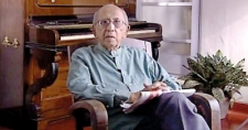 Pioneering Sri Lankan director Lester James Peries dies