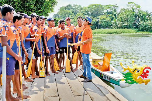 DSCF2664,Indian-coach-talking-to-winning-SL-Army-team