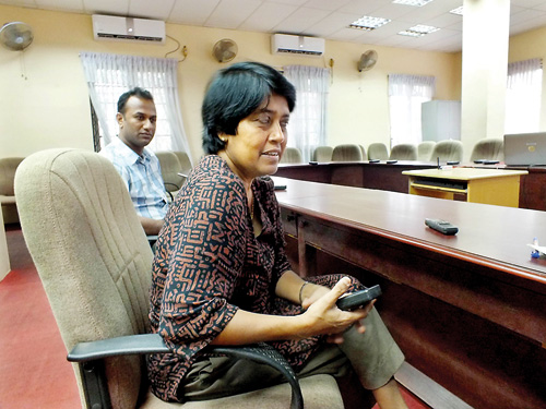 nthi-Yapa-explaining-the-use-of-Student-Response-System.-Behind-here-is-Mr-Abeywickrama_17072019_B05_CMY