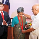 Mr. Esmond Satarasinghe, founding member of CA Sri Lanka presenting the medallion to the orator, Dr. Dushni Weerakoon in the presence of CA Sri Lanka President Mr. Jagath Perera.