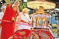 President places relic casket for low-key Navam Perahera