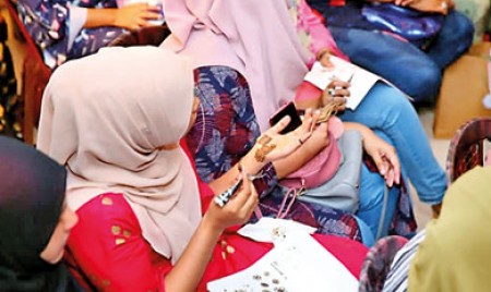 Young mums with a passion for spreading beauty of henna