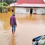 Due to the heavy rains on Friday a stream running through Nuwara Eliya town had overflowed inundating many areas. Pix by Shelton Hettiarachchi