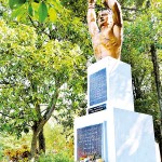 Floral tributes placed at Weera Puran Appu statue  Pic by Rekha Tharanganee