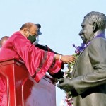 Kandy Mayor Kesara Senanayake garlands D. S. Senanayake statue  Pic by L B Senarathne