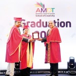 Chief guest Mr. Thayalan Bartlett receiving a token of appreciation from Mr. Satheesh Kumar M, Founder/Director Brands & Technology and Ms. Vinodi Jayawardane, Founder/Director Academic Affairs and Operations.