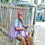Colombo 10: Non-retirement: An old person earning his livelyhood by selling toys Pic by H K Wijeratne (Samsung Galaxy M20)