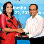 Best Environmental reporter of the Year (2020): Kamanthi Wickramasinghe of the Daily Mirror receives the award from Ranjith Ananda Jayasinghe, member of The Editors’ Guild of  Sri Lanka