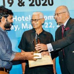 The Mervyn de Silva Journalist of the Year (2020): Tharindu Uduwaragedara of Anidda receives the award from Kumar Nadesan and Siri Ranasinghe