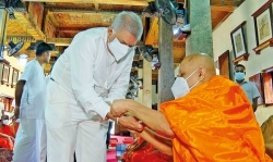 Malwatte prelate gives blessings to new President