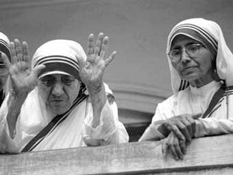 Mother Teresa waves