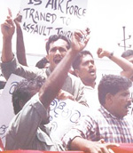 Journalists held a protest on Tuesday calling on the government to take action against the Air Force officer who assaulted a fellow journalist at the MiG 27 crash site. Pic by Iresha Waduge