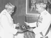 Pakistan's Chief of Naval Staff, Admiral Abdul Aziz Miraza presents a memento to the Commander of the Sri Lanka Navy, Vice Admiral Daya Sandagiri, when he called on him this week. Admiral Miraza is on a goodwill visit to Sri Lanka.