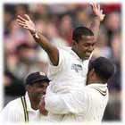 Ruchira Perera (C) is embraced by team-mate Hashan Tillakaratne, with captain Sanath Jayasuriya (L)