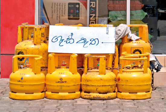 Gas shortage continues | Print Edition - The Sunday Times, Sri Lanka