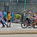 Kollupitiya Getting about: People walk, cycle getting around the city. Pix by Eshan Fernando