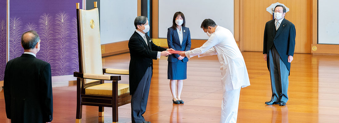 Ambassador Rodney Perera presents credentials to Emperor of Japan