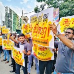 Sampath bank employees on the war path in Kurunegala