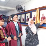 Mr. M.R Haniffa's daughter unveiling the photo
