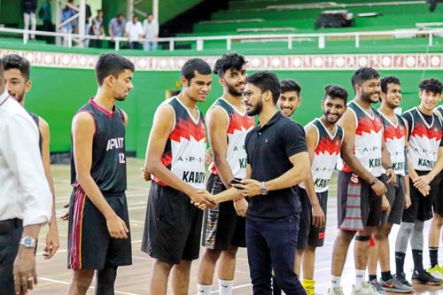 Patron-of-APIIT-Kandy,-Shivaram-Muhunthan-being-introduced-to-the-players_BP