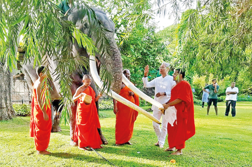 Chief-incumbent-of-Kandevihara-saying-his-final-good-bye-to-Muthu-Raja-(saksurin)-(1)_P10