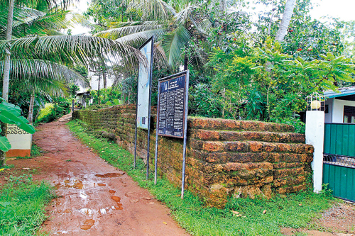 MG-5383---Part-of-the-Kotte-Rampart-that's-left-in-Beddagana