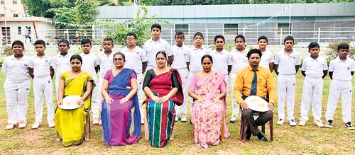 The-Under-13-team-with-the-school-officials_BP