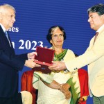 Sivanka Dhanapala receiving a token of appreciation for his father