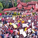 Nuwra Eliya: A sea of heads in front of the iconic post office