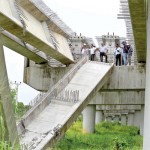 Members of the investigation team and RDA technical officers inspecting the structure where one of the beams collapsed this week, raising serious concerns about the abandoned project. Pix by Indika Handuwala