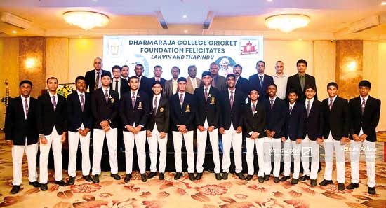 Dharmaraja-1st-Xi-Cricket-team-with-parents_BP