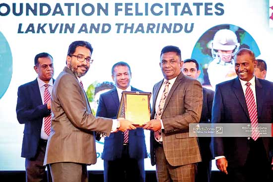 Head-Coach-Senaka-Dissanayaka-receiving-his-award-from-Mahesh-Karunarathne,-Principal-of-Dharmaraja-College_BP
