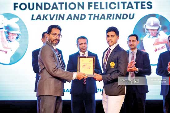 Lakvin-Abeysinghe-receiving-his-award-from-the-Principal-of-Dharmaraja-College,-Mahesh-Karunarathne_BP