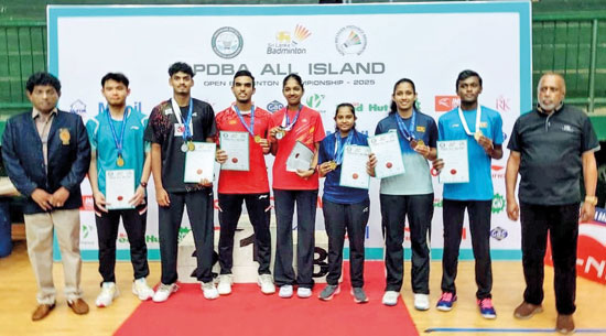 All-winners-with-SLB-officials-Roshan-Gunawardena-and-Rohan-de-Silva