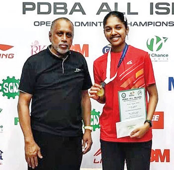 Panchali-Adhikari-receives-her-Women's-Singles-title-from-SLB-Past-President-Rohan-de-Silva