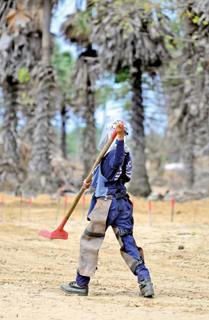 Deminer-carries-a-live-mine-to-the-disposal-area_20--