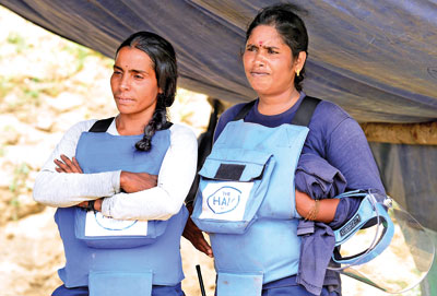 Female-deminers_20-